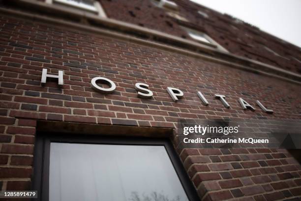 generic hospital sign on brick building facade - generikum stock-fotos und bilder