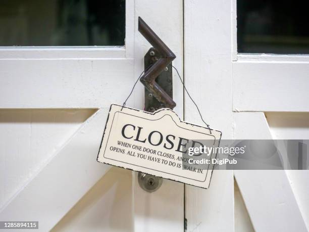 english closed sign - doorknob stock-fotos und bilder