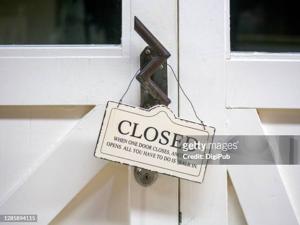 english closed sign - door handle stock pictures, royalty-free photos & images
