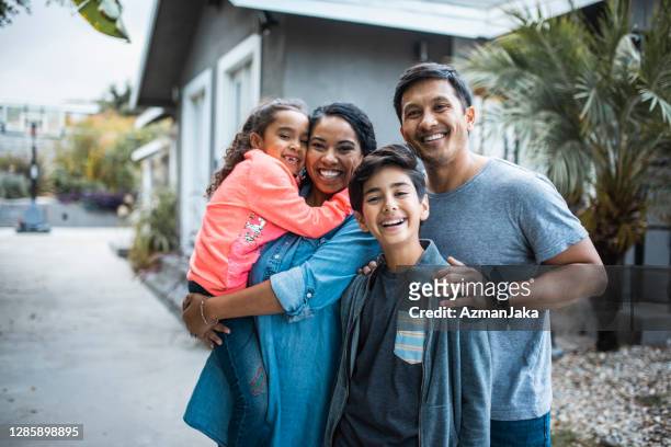 有兩個孩子的西班牙人家庭的肖像 - latin american and hispanic ethnicity 個照片及圖片檔