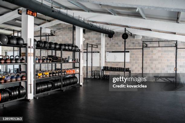 gran angular de un gimnasio vacío - gym fotografías e imágenes de stock