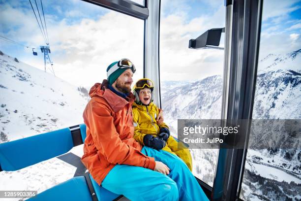 wintervakanties in skigebied - family in snow mountain stockfoto's en -beelden