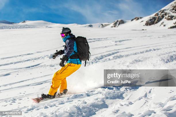 スキーリゾートの冬休み - スノボー ストックフォトと画像