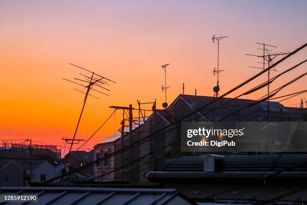 television antennas - televisieantenne stockfoto's en -beelden