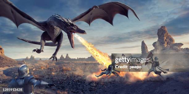 fuoco respirazione drago volare basso e attaccare i cavalieri nel deserto - dragon foto e immagini stock