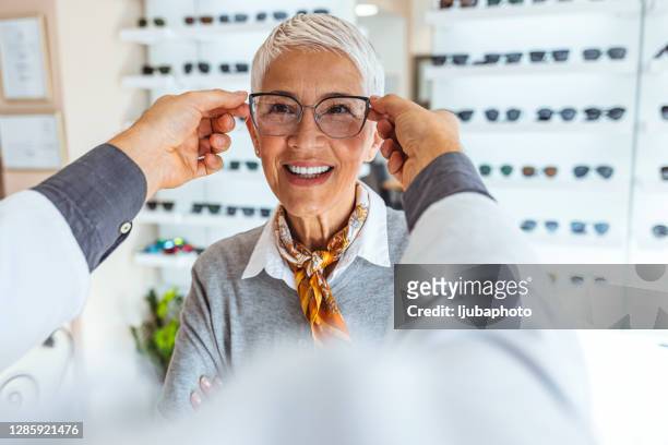 ooggezondheid is fundamenteel - smiling mature eyes stockfoto's en -beelden