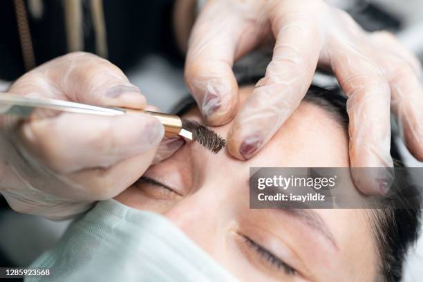 augenbrauen-make-up-behandlung - eyebrow threading stock-fotos und bilder