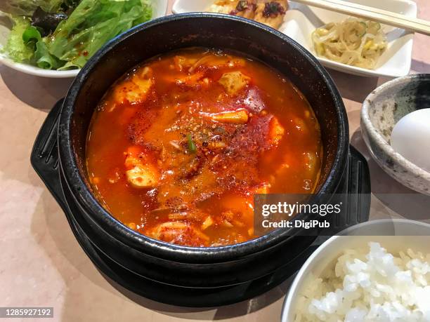 jjigae teishoku - korean food stockfoto's en -beelden
