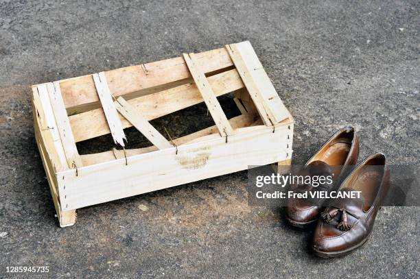 Cagette cassée et chaussures abandonnées sur le trottoir du Boulevard de Rochechouart, 17 mai 2018, Paris 18e, France.