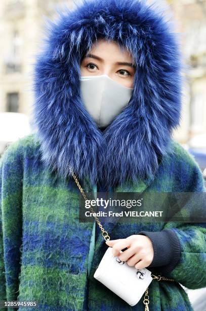 Mannequin avec un masque pour se protéger du Coronavirus lors du défilé Miumiu Automne Hiver 2020-2021, Paris Fashion Week le 3 mars 2020, Paris,...