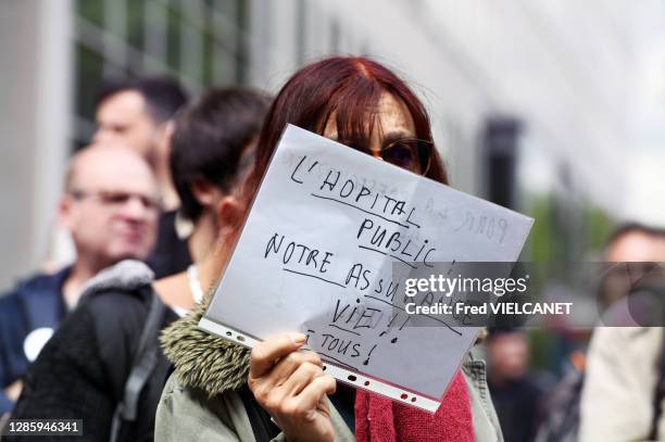 Pancarte "L'hopital public notre assurance à tous" lors de la manifestation pour la défense de l'hôpital public des personnels de santé le 11 juin...