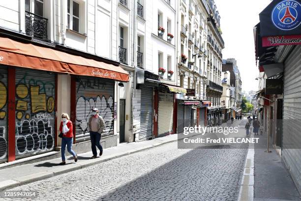 Piétons avec des masques dans le quartier de Montmartre, 3ème jour de déconfinement suite à l'épidémie de coronavirus COVID-19, le 13 mai 2020, à...