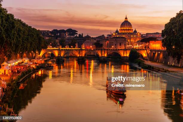 ローマのテベレ川とサン・ピエトロ大聖堂 - vatican museums ストックフォトと画像