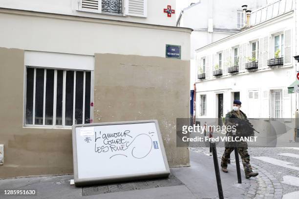 Soldat armé du plan vigipirate avec un masque, inscription "L'amour court les rues" rue des Martyrs, 2ème jour de déconfinement suite à l'épidémie de...