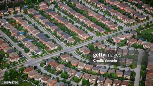 vivienda de tract en burlington - burlington fotografías e imágenes de stock