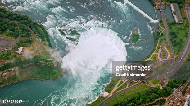 view of niagara falls - horseshoe falls stock pictures, royalty-free photos & images