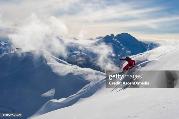 vrouw die vers poeder op een skivakantie skiskiën - whistler stockfoto's en -beelden