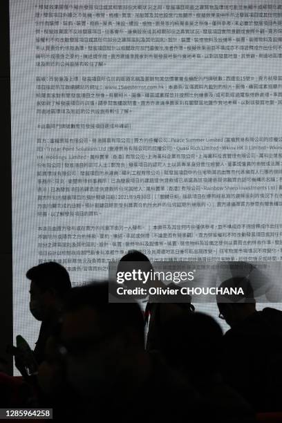 Départ, gare de Kowloon West, et texte en calligraphie chinoise en arrière plan sur un écran numérique le 24 janvier 2020 à Hong-Kong Chine.