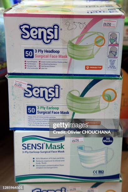 Boite de 50 masques chirurgicaux de la marque "Sensi" pour se protéger du virus Corona vendues à l'entrée d'un magasin pour 350 dollars hongkongais...