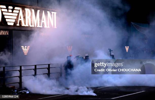 Tirs de gaz lacrymogène sur des membres de la presse dans le quartier de Central le 12 novembre 2019, Hong Kong, Chine.