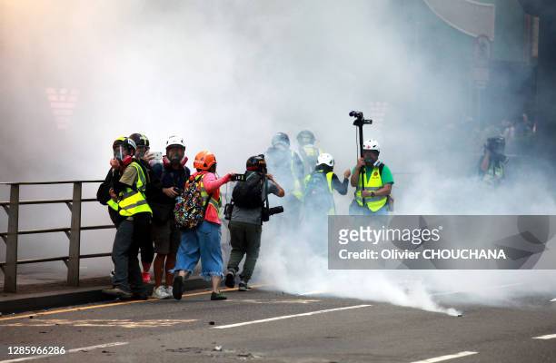 Tirs de gaz lacrymogène sur des membres de la presse dans le quartier de Central le 12 novembre 2019, Hong Kong, Chine.