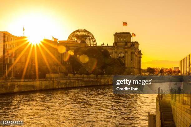 sunset at the reichstag building (german parliament building, deutscher bundestag) - berlin, germany - reichstag stock-fotos und bilder