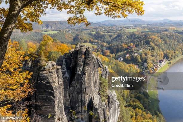 landscape in the elbe sandstone mountains (german: elbsandsteingebirge), saxony/ germany - elbsandsteingebirge stock-fotos und bilder