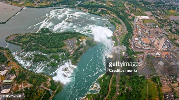 view of niagara falls - horseshoe falls stock pictures, royalty-free photos & images