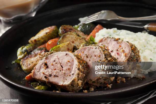 aglio e erbe crostato di maiale tenderloin pasto - filetto foto e immagini stock