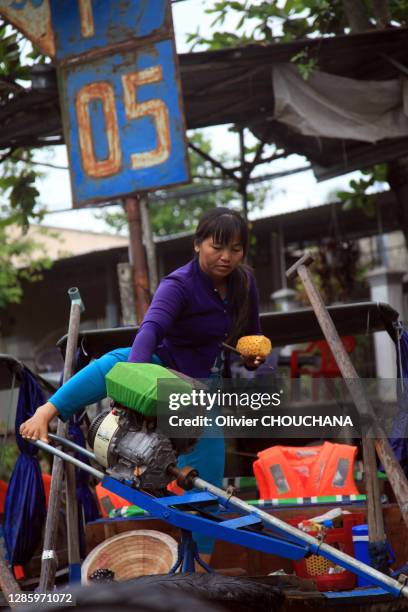 Une femme dirige sa pirogue au marché flottant, le 19 octobre 2018, à Can Tho, dans la région du Delta du Mékong, Viet Nam.