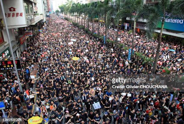 Plus de 2 millions de personnes ont défilé dans les rues du centre ville de Causeway Bay à Admiralty pour protester contre la loi d'extradition vers...