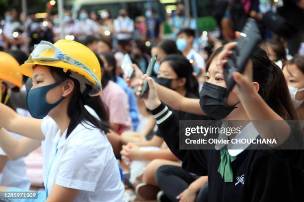 Lycéennes casquées participant à un rassemblement dans le centre ville pour marquer le "Boycott" de la première journée de cours de la rentrée en...