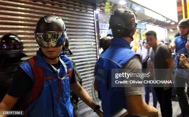 Officiers de police en charge des relations média et accompagnant la police anti-émeutes dans le quartier de Yuen Long le 21 octobre 2019, Hong Kong,...