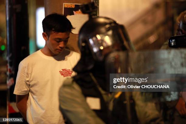 Un adolescent est interpellé et fouillé par la police anti-emeutes avant d'etre emmené dans un fourgon lors de la grande manifestation "112 Appel...