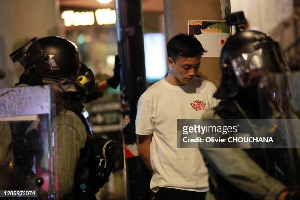 Un adolescent est interpellé et fouillé par la police anti-emeutes avant d'etre emmené dans un fourgon lors de la grande manifestation "112 Appel...