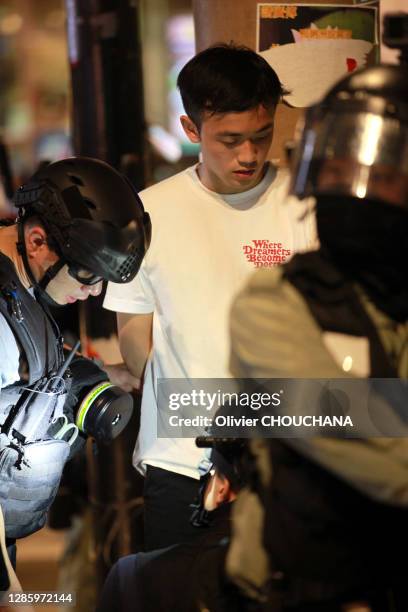 Un adolescent est interpelle et fouille par la police anti-emeutes lors de la grande manif "112 Appel d'urgence pour l'autonomie" dans le quartier de...