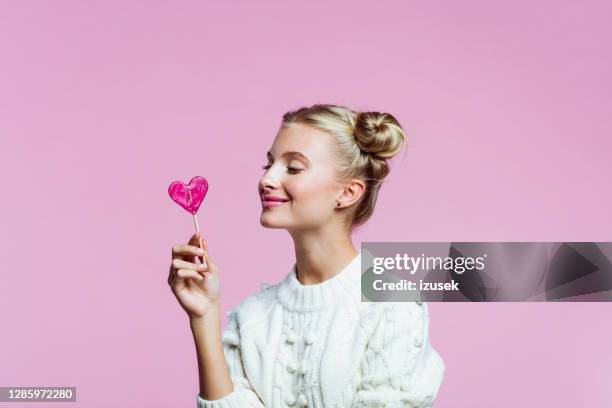 leuk teenegemeisje dat lolly in hand houdt - lolly models stockfoto's en -beelden