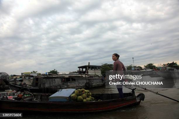 Une femme dirige sa pirogue au marché flottant, le 19 octobre 2018, à Can Tho, dans la région du Delta du Mékong, Viet Nam.