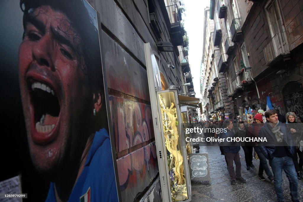 Rue commerçante et affiche représentant Diego Maradona - Naples
