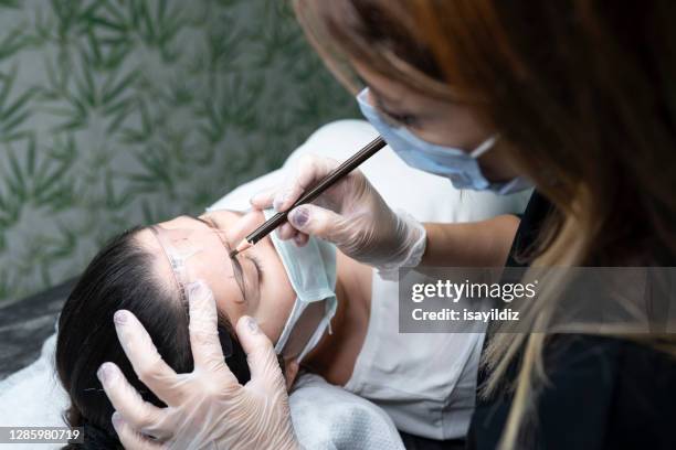 augenbrauen-make-up-behandlung - eyebrow threading stock-fotos und bilder