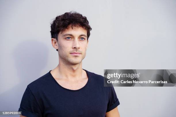 portrait of a young man in casual clothes with thoughtful expression in front of a white background - culotte sur la tête photos et images de collection