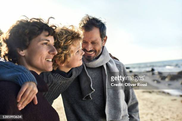happy family on the beach - homme content chez lui photos et images de collection