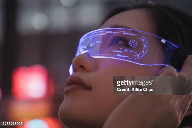 asian woman using a smart glasses in front of an office building - smart glasses eyewear foto e immagini stock