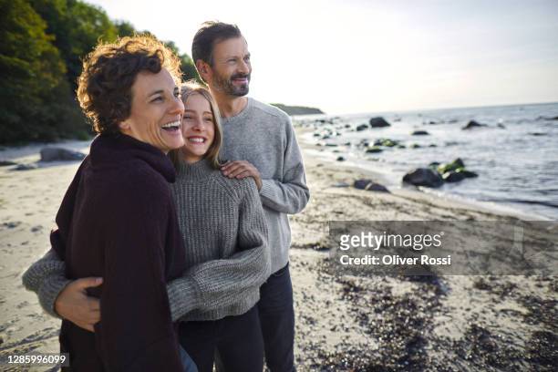 happy family standing on the beach - 40 49 år bildbanksfoton och bilder