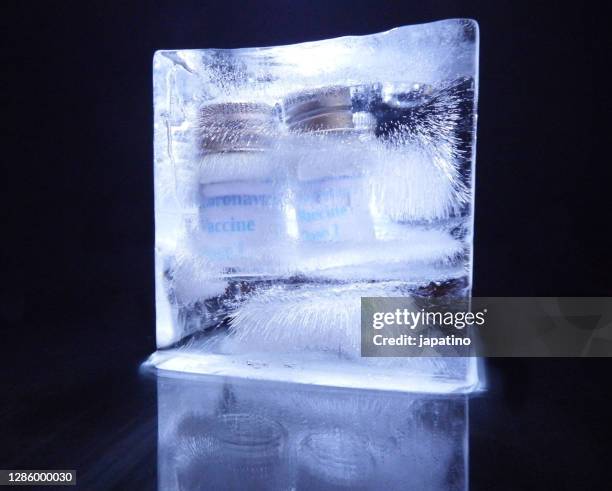 frozen covid-19 vaccine - 氷　塊 ストックフォトと画像