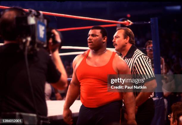 William "Refrigerator" Perry with referree Dick Butkus at Wrestlemania 2 at the Rosemont Horizon in Rosemont, Illinois April 7,1986.