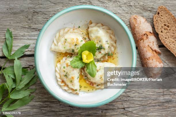 carinthian noodles filled with herbs and cream cheese, melted butter, bread and lovage, irschen, carinthia, austria - kärnten stock-fotos und bilder