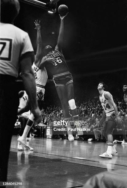 Bob Lanier of the Detroit Pistons during the NBA playoffs on April 6,1975 at the Chicago Stadium in Chicago, Il.