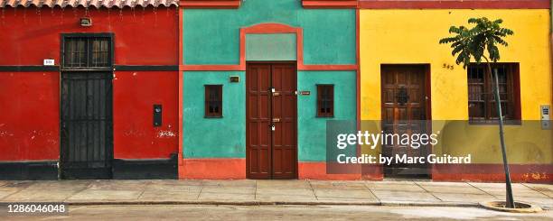 colorful houses, lima, peru - 南美 個照片及圖片檔