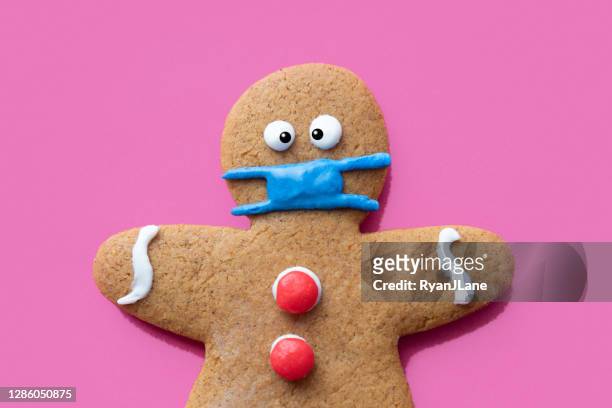 gingerbread man christmas cookie wearing protective face mask - safety funny fotografías e imágenes de stock